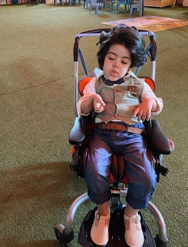 360moms- طفل صغير في كرسي متحرك من ذوي الاحتياجات الخاصة