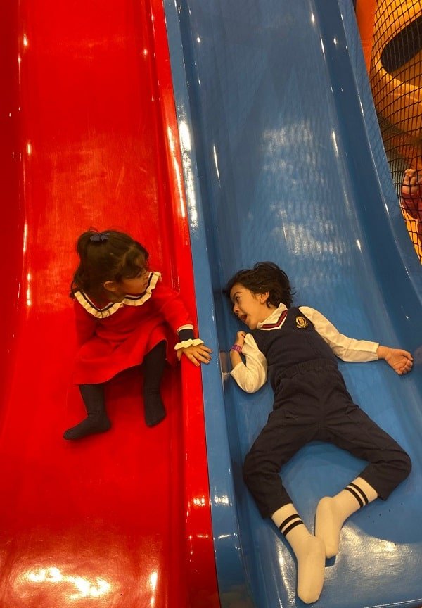 طفل من ذوي الاحتياجات الخاصة يلعب مع أخته _ 360moms