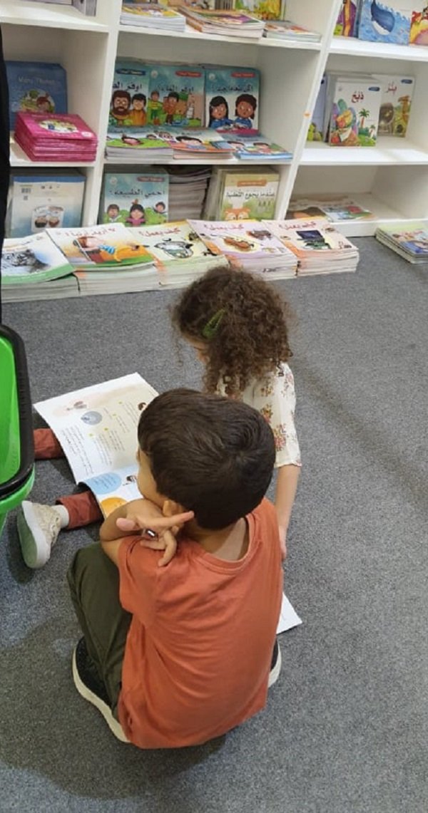 أطفال يقرؤون في المكتية