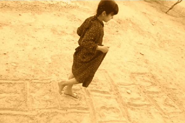 فتاة تلعب البربر الحجلة