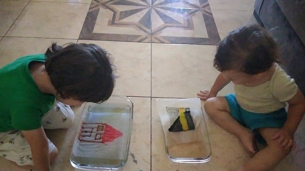 أطفال يلعبون بنشاطات مبتكرة في المنزل