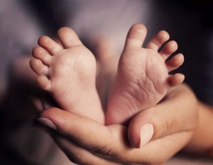 picture of a newborn's feet 