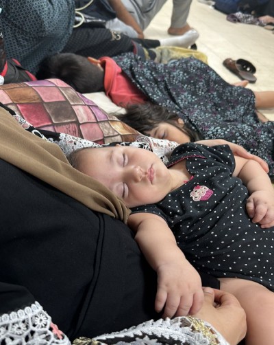 اطفال نائمون في المستشفى اثر نزوحهم من بيوتهم في غزة