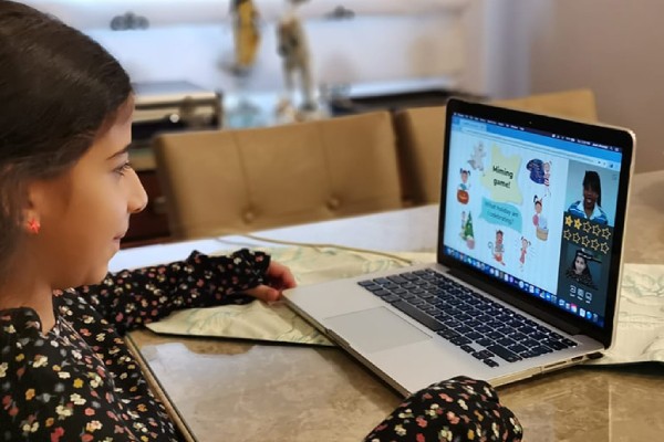 طفلة تدرس على الانترنت وتستخدم الشاشة 