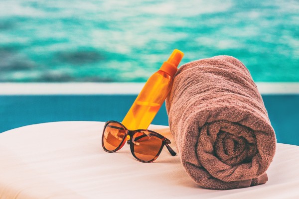 صورة لنظارة شمسية و منشفة السباحة