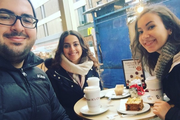 لارا سماوي مدونة طعام مع اصدقائها